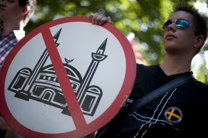 far right group shows mohammed pbuh cartoon at berlin mosque