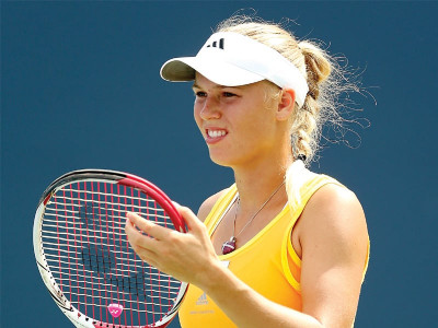 wozniacki triumphs despite knee injury