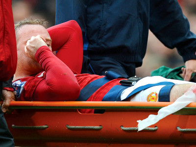 english premier league rooney injured as van persie nets in united win