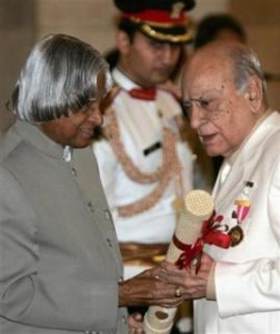 bollywood s grand old man ak hangal dies