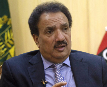 stranded passengers rehman malik escapes protest at skardu airport