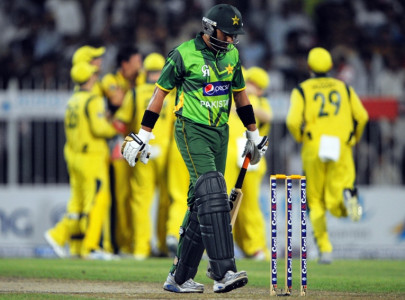starc s best keeps pakistan down to 198