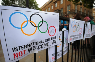 thousands of overseas students face expulsion as uk varsity loses visa status