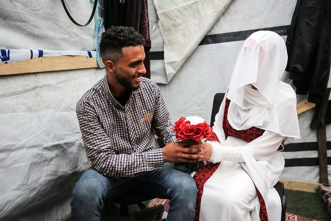 in pictures displaced palestinian couple holds wedding in gaza tent in pictures displaced palestinian couple holds wedding in gaza tent