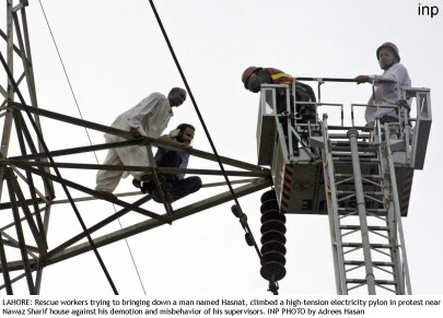 man climbs electricity pole in rawalpindi man climbs electricity pole in rawalpindi