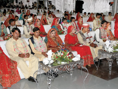 mass wedding 100 couples tie the knot in faisalabad