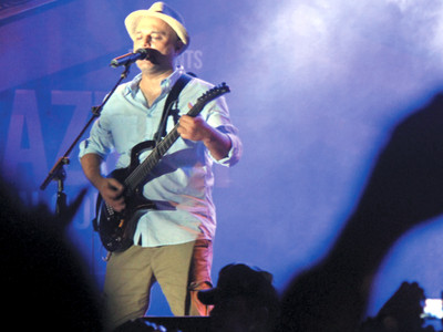 no one draws a crowd like the eccentric ali azmat no one draws a crowd like the eccentric ali azmat