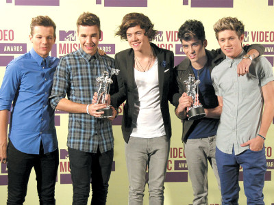 british band one direction tops mtv video awards