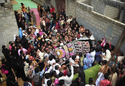 death filled neighbourhood runs out of shamianas