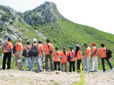 adventure buffs bond while rock climbing adventure buffs bond while rock climbing