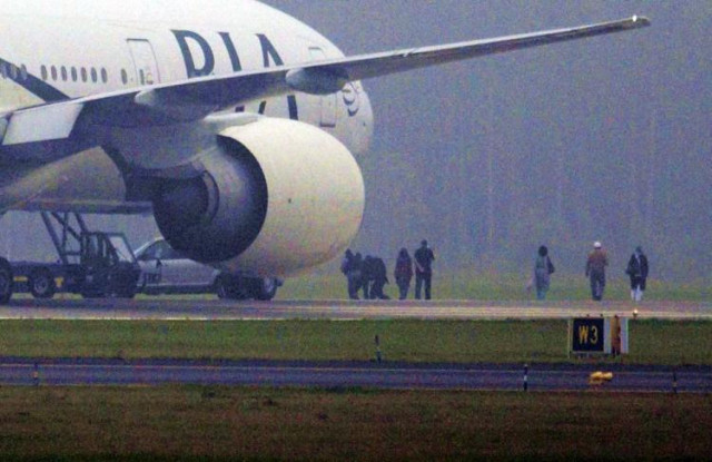 pia flight lands back in karachi due to technical fault pia flight lands back in karachi due to technical fault