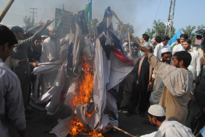 anti islam film violent protest outside peshawar us consulate leaves two injured