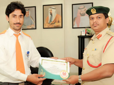 dubai police honours pakistani cab driver for integrity dubai police honours pakistani cab driver for integrity