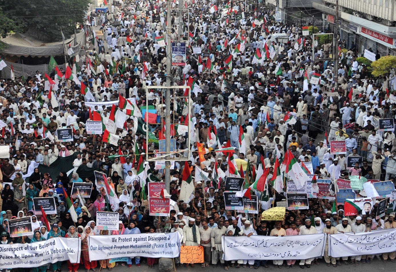 calming down supporters mqm and pti lead a peaceful protest