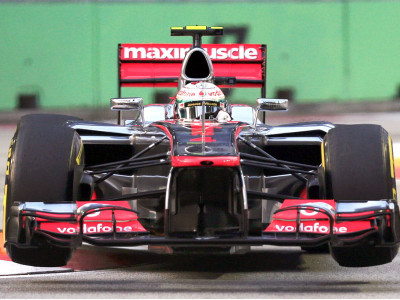formula one hamilton shines in singapore qualifying