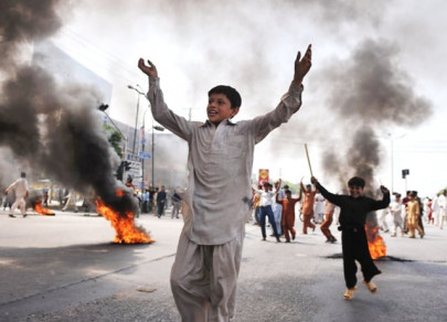 karachi riots pm directs sindh govt to take action against miscreants