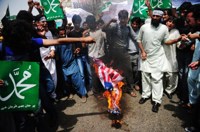 anti islam film protests bring boom for pakistan flag makers anti islam film protests bring boom for pakistan flag makers