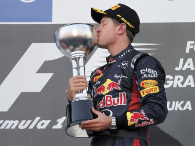 japanese gp vettel s win puts title on knife edge