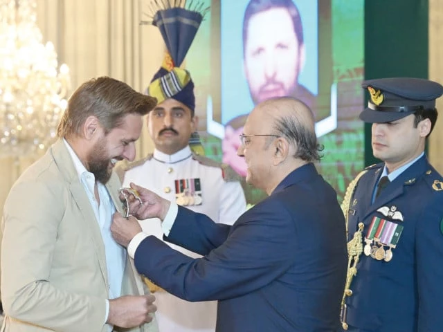 president asif ali zardari confers hilal i imtiaz on former cricketer shahid khan afridi at a ceremony at awain e sadr photo online president asif ali zardari confers hilal i imtiaz on former cricketer shahid khan afridi at a ceremony at awain e sadr photo online