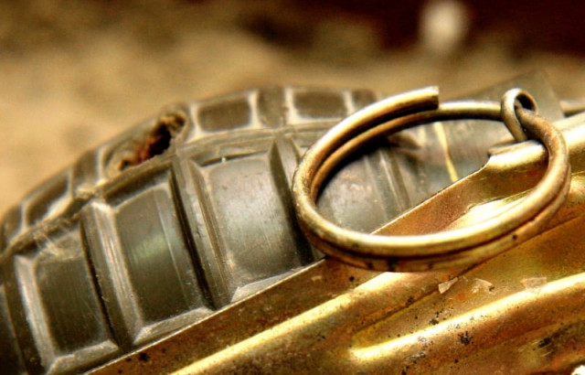 four injured in karachi hand grenade attack