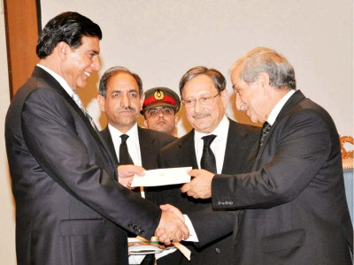 slogans of unity no govt judiciary rift insists premier