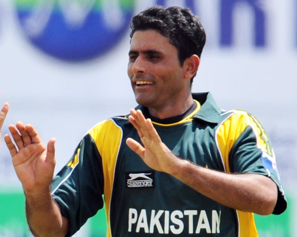 abdul razzaq fined rs100 000 for hafeez comments