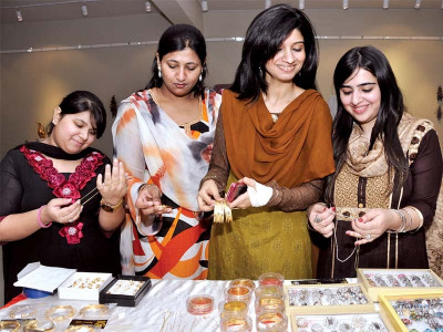 making fashion accessories artistic