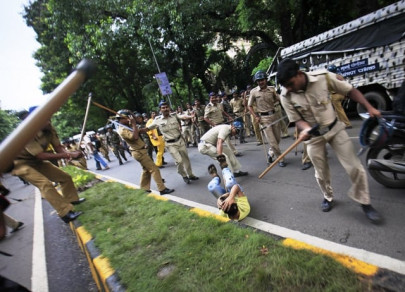 curfew imposed after hindu muslim clashes in indian city