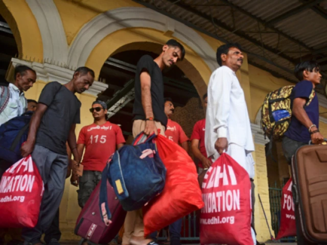 indian fishermen queue to depart a railway station in karachi on november 9 2023 after their release by pakistani authorities photo afp indian fishermen queue to depart a railway station in karachi on november 9 2023 after their release by pakistani authorities photo afp