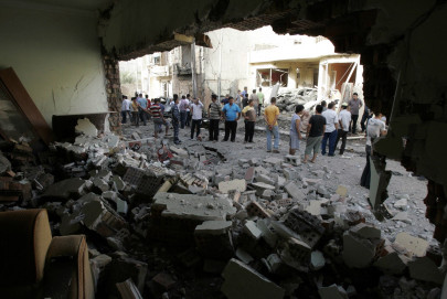 iraq attacks kill 27 on month s deadliest day