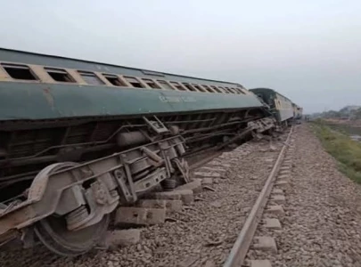 shalimar express derails near khanewal shalimar express derails near khanewal