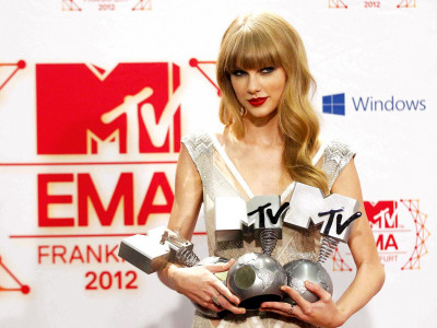 swift bieber win three a piece at mtv europe music awards swift bieber win three a piece at mtv europe music awards