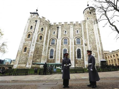 tower of london intruder walks off with keys