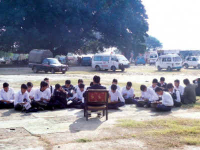 studying with the rattling of shackles and gunfire