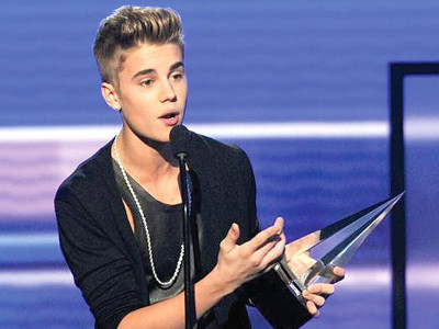 bieber sweeps american music awards with big wins