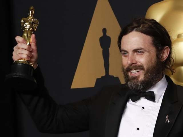 it wasn t just washington who was extremely annoyed presenter brie larson was also less than enthused to be handing affleck the award photo reuters it wasn t just washington who was extremely annoyed presenter brie larson was also less than enthused to be handing affleck the award photo reuters