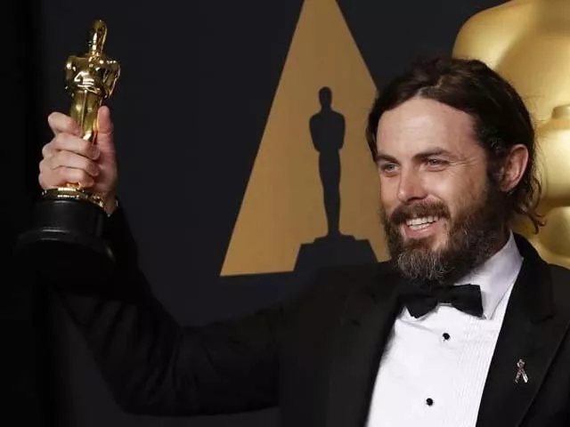 it wasn t just washington who was extremely annoyed presenter brie larson was also less than enthused to be handing affleck the award photo reuters it wasn t just washington who was extremely annoyed presenter brie larson was also less than enthused to be handing affleck the award photo reuters