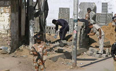 karachi bomb blast kills 1 injures 4 karachi bomb blast kills 1 injures 4