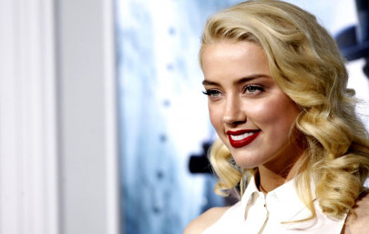 amber heard telling everyone about relation with johnny depp