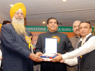 addressing the sikhs pilgrims promised quick visa processing