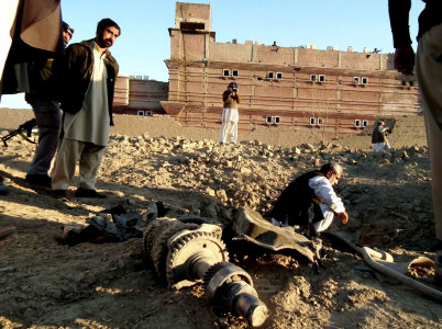 taliban suicide car bomber wounds 6 in attack on bannu police station