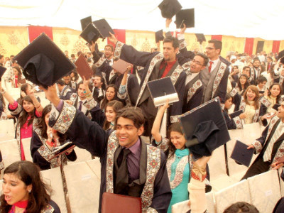 three vibrant affairs in a splash of colours over a thousand students graduate three vibrant affairs in a splash of colours over a thousand students graduate
