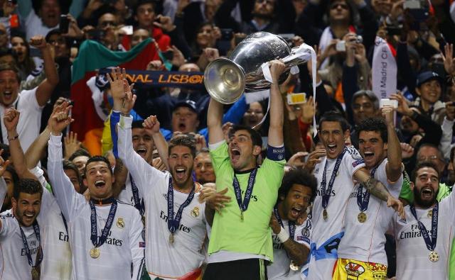 real madrid 039 s captain iker casillas and team celebrate with the trophy after defeating atletico madrid in their champions league final photo reuters