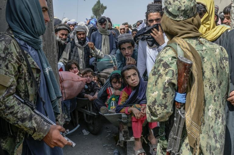 Photo of Taliban stop thousands of Afghans at border crossing near Pakistan