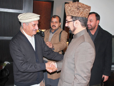 hurriyat leader demands opening of loc