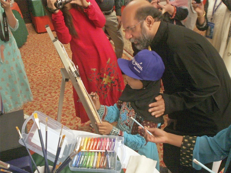 rimsha khan suffering from a tumour in one of her legs that has spread to her abdomen paints with help from artist jimmy engineer at the event organised at sheraton hotel photo athar khan express