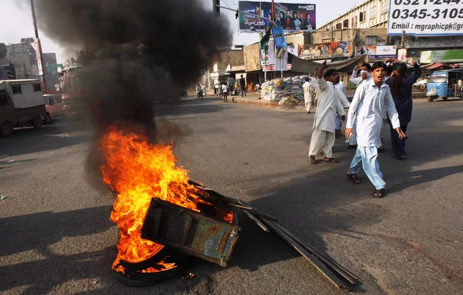 violent mobs in parts of city burn tyres block roads photo reuters file violent mobs in parts of city burn tyres block roads photo reuters file