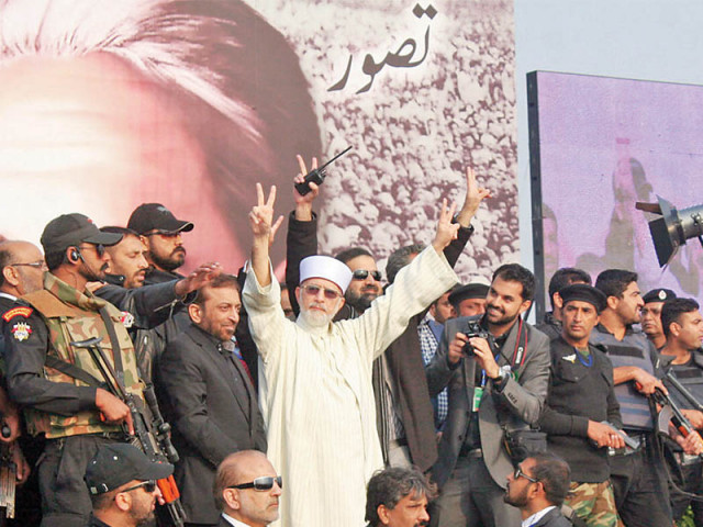 tahirul qadri acknowledges supporters at minar e pakistan photo nni tahirul qadri acknowledges supporters at minar e pakistan photo nni