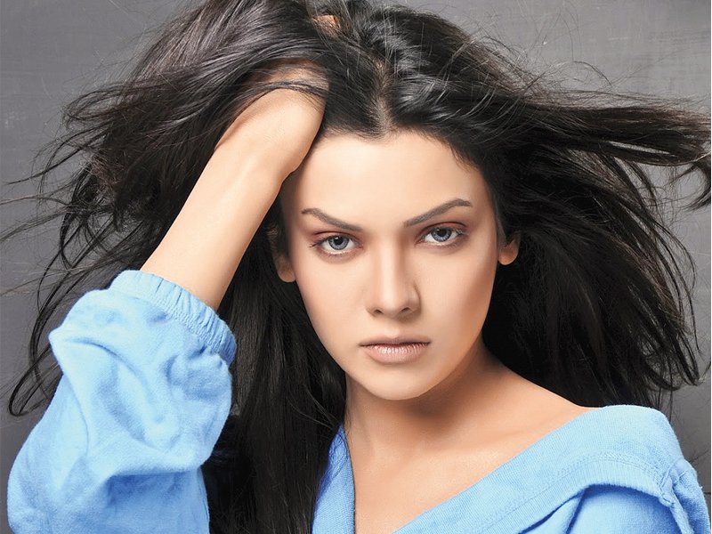 Murder 3 girl Sara Loren sizzles in trailer