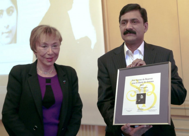 ziauddin yousafzai with the 2013 simone de beauvoir award for his daughter malala during the awards ceremony in paris on january 9 2012 photo afp ziauddin yousafzai with the 2013 simone de beauvoir award for his daughter malala during the awards ceremony in paris on january 9 2012 photo afp